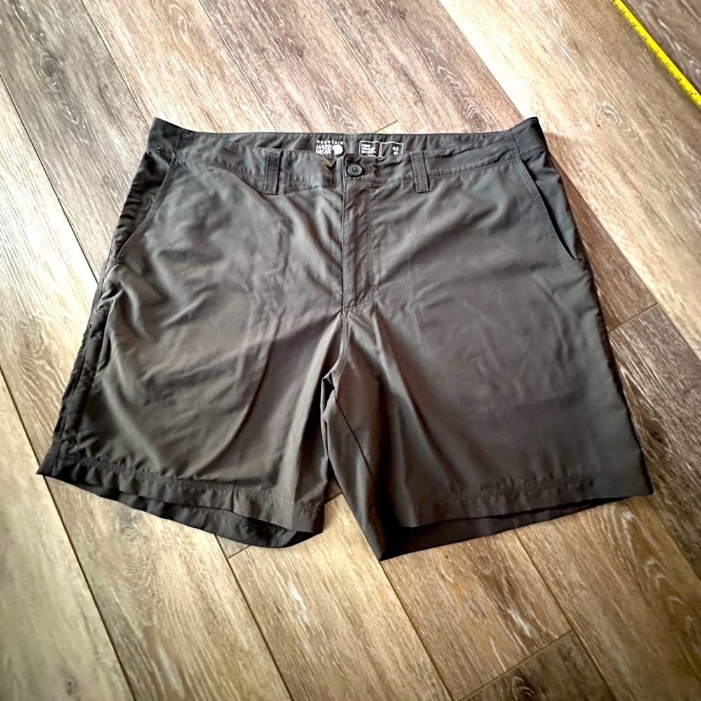 🖤 Mountain Hardware size 40/50 (measurements posted)excellent condition.